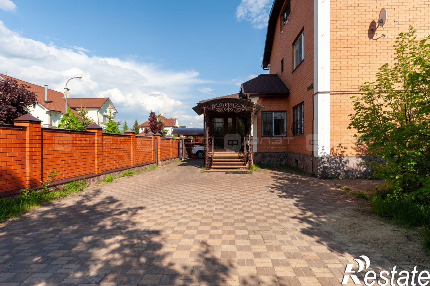 Купить дачу, дом, коттедж за 47 000 000 рублей на ул. Кленовая, дом 8